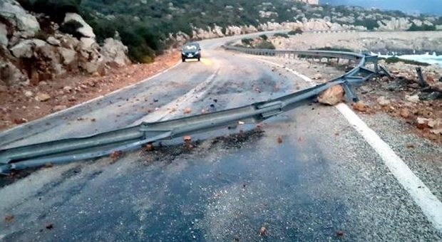 Dev Dalgaların Parçaladığı Yolda Onarım Çalışması Başlatıldı