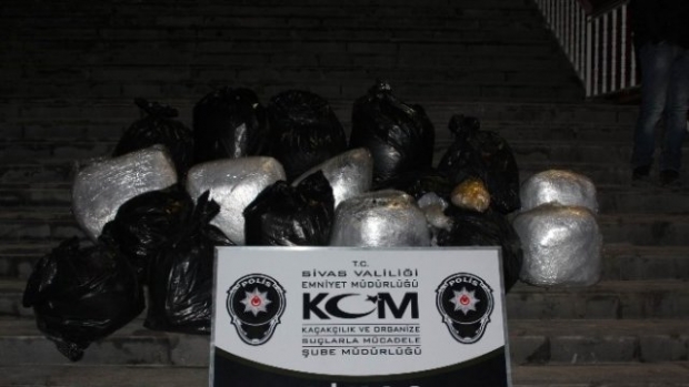 Isparta plakalı araçta 174 kg esrar yakalandı.