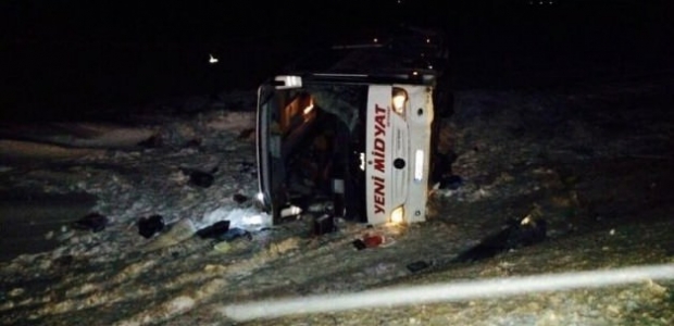 Yolcu otobüsü devrildi: 1 ölü, 38 yaralı