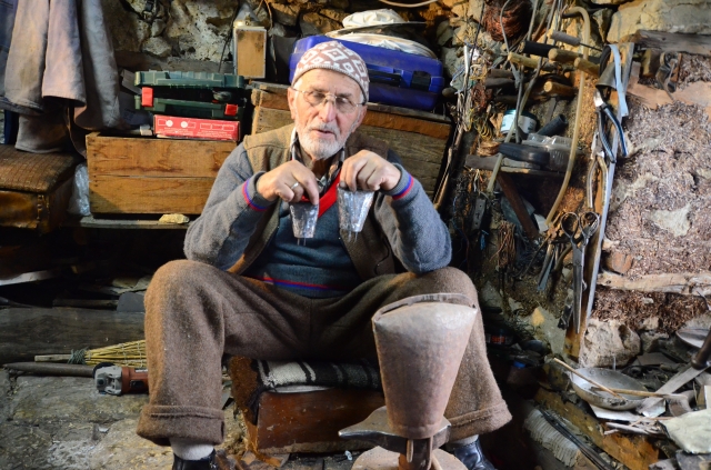 120 yıllık dededen kalma işyerinde 71 yıldır müzisyen kulağıyla üretim yapıyor 