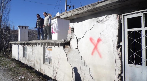 DEPREM SONRASI SÜLEKLER'DE ÇADIRLAR KURULMAYA BAŞLADI