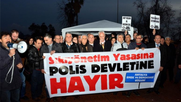 ANTALYA’DA DAVULLU ZURNALI İÇ GÜVENLİK PAKETİ PROTESTOSU