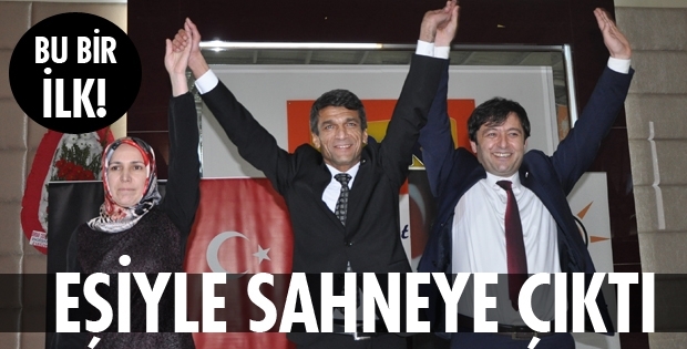 Eşiyle Birlikte Selamladı