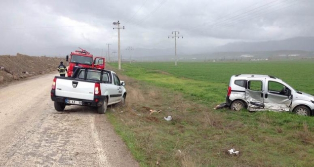 ÇUKURDAN KAÇARKEN KAZA YAPTILAR: 5 YARALI