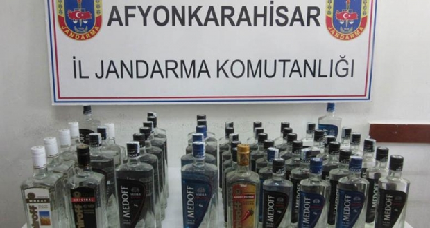 AFYONKARAHİSAR’DA JANDARMA 50 ŞİŞE KAÇAK İÇKİ ELE GEÇİRDİ