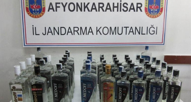 AFYONKARAHİSAR’DA JANDARMA 50 ŞİŞE KAÇAK İÇKİ ELE GEÇİRDİ