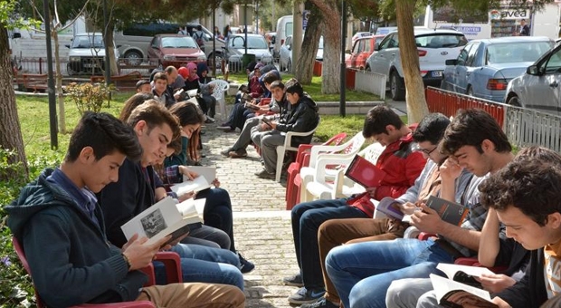 DİNAR'DA HALK VE ÖĞRENCİLER MEYDANDA KİTAP OKUDU