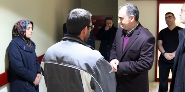 Vali Özkan zehirlenen hastaları ziyaret etti