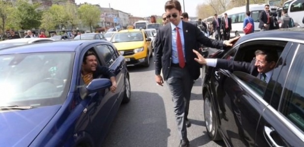 Davutoğlu'nun aracından canlı yayın yaptı