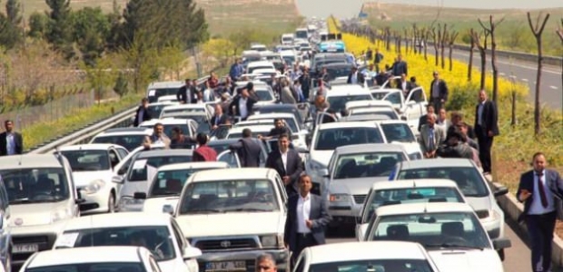 Çiftçiler AK Partili adayların yolunu kesti