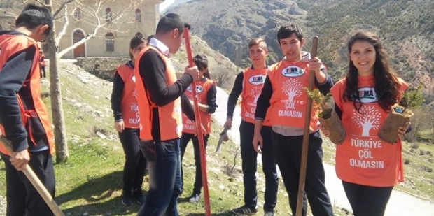Uluborlu’da öğrenciler fidan dikti