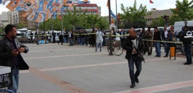 AK Parti Batman seçim bürosuna saldırı!