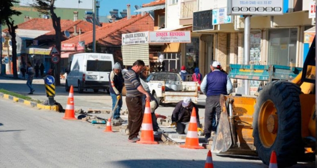 YAĞIŞLARDAN SONRA BOZULAN YOLLAR TAMİR EDİLİYOR