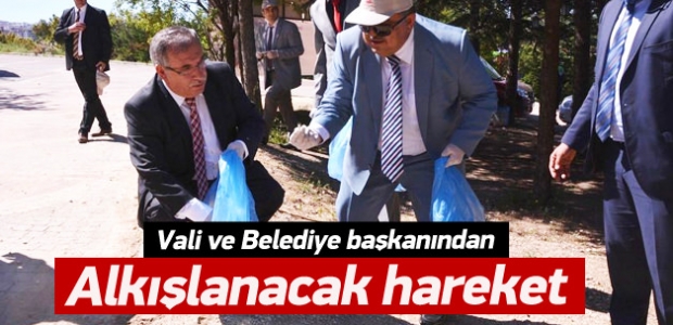 Vali ve Belediye Başkanı ormanda çöp topladı