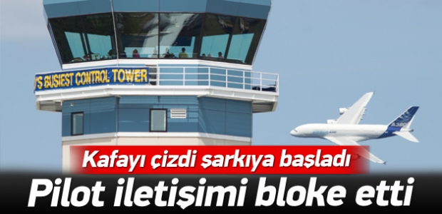 Havada beklerken sıkılan pilot konser verdi