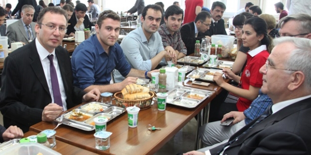 Çarıkçı’nın İlk Yemeği Öğrencilerle