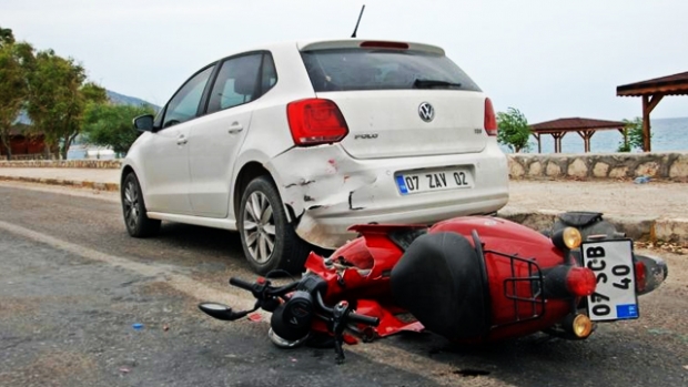 11 YAŞINDAKİ MOTOSİKLETLİ KIZ ÇOCUĞU, OTOMOBİLE ÇARPTI