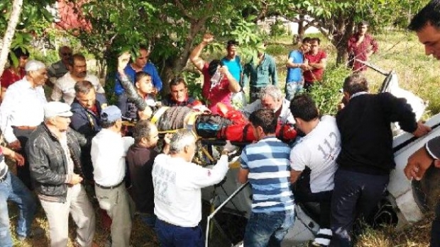 Otomobil Bahçeye Uçtu: 2 Yaralı