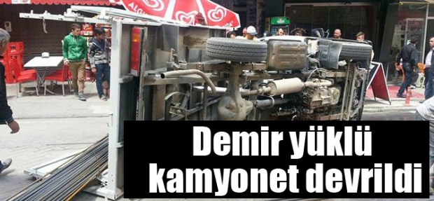 DEMİR YÜKLÜ KAMYONET DEVRİLDİ