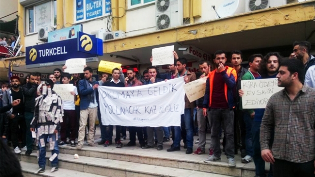 Isparta'da öğrenciler ev kiralarını protesto etti.