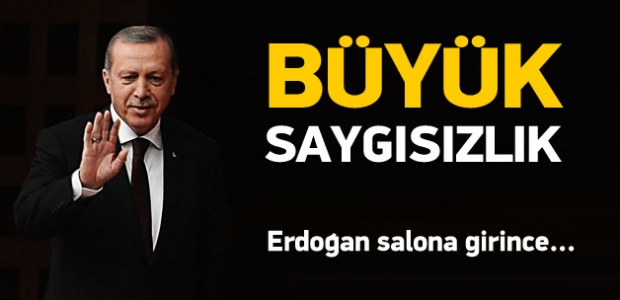 Erdoğan salona girince ayağa kalkmadılar