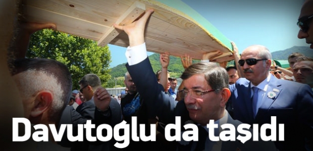 Davutoğlu kurbanların tabutlarını taşıdı