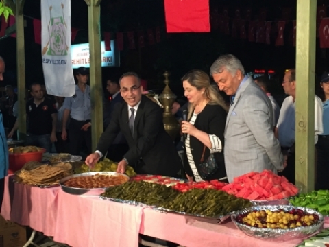 CANLI YAYINDA YÖRESEL LEZZETLERİ TANITTILAR