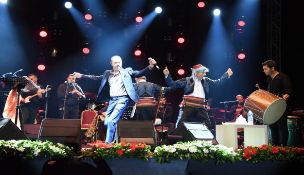 1800 metre rakımlı Feslikan Yaylası'nda Sümer Ezgü ve Funda Arar konseri   