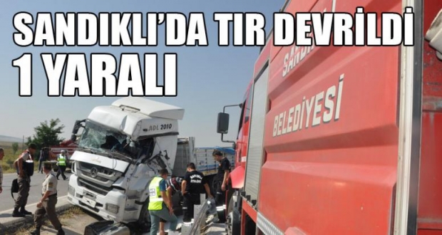 SANDIKLI’DA TIR DEVRİLDİ: 1 YARALI