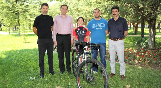 Rektör çarıkçı'dan süper yarış bisikleti