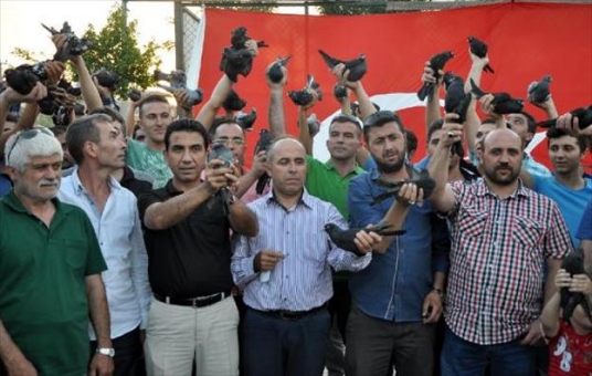 Terörü Protesto İçin Siyah Güvercin Bıraktılar