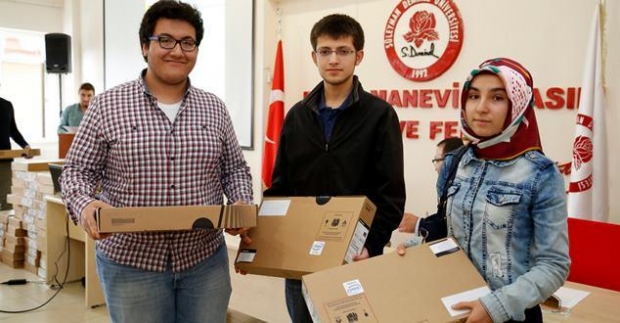 İlk Tercihleri SDÜ Olan Öğrencilere Hediyeleri Verildi