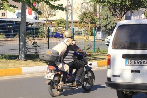 KÖPEKLE TRAFİKTE HAYRET VERİCİ YOLCULUK 