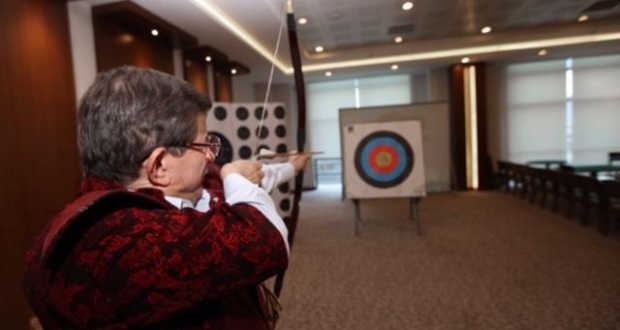 BAŞBAKAN DAVUTOĞLU OK ATTI