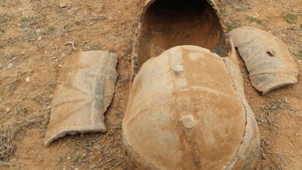 Çiftçi Tarlada Tesadüfen 1600 Yıllık Lahit Buldu