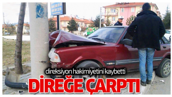 Isparta'da Trafik Kazası Araç Direğe Çarptı