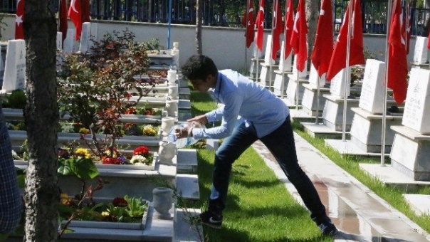 Isparta’da yabancı uyruklu öğrenciler şehitliği ziyaret etti.