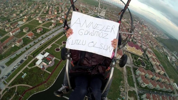 ​İKİZ ÇOCUK ANNESİNİ “HAVALARA UÇURAN” HEDİYE