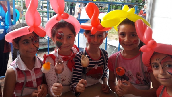 Çocuklar seramik lale yaptı