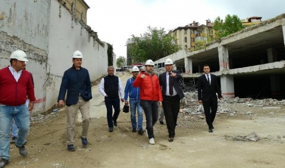 Isparta'da yeraltı otoparkı yapım çalışmaları sürüyor
