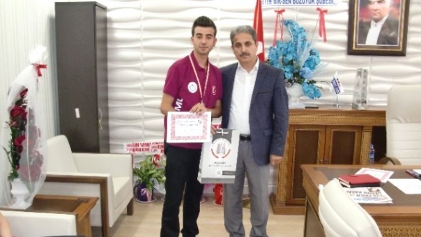 Türkiye Dart Şampiyonasında dereceye giren öğrenci ve antrenörlerini ödüllendirdi