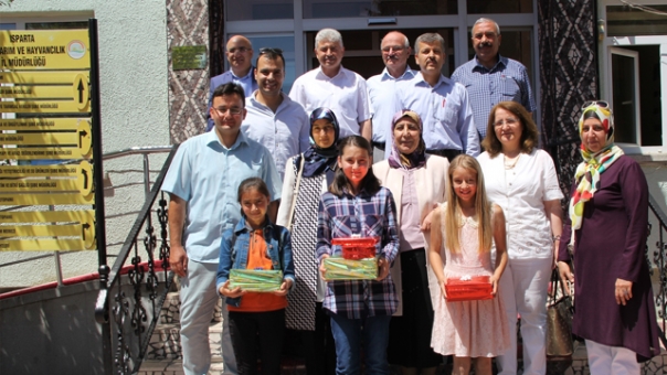Isparta'da Ulusal Çocuk Resim Yarışmasında Dereceye Girenler Ödüllerini Aldı