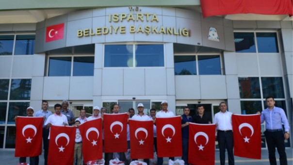 Isparta Belediyesi Vatandaşa Türk Bayrağı Dağıttı