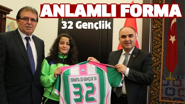 BAYAN FUTBOLCULAR VALİ GÜNAYDIN’I ZİYARET ETTİ