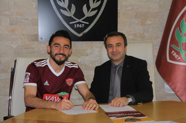 2 futbolcunun sözleşmesi uzatıldı