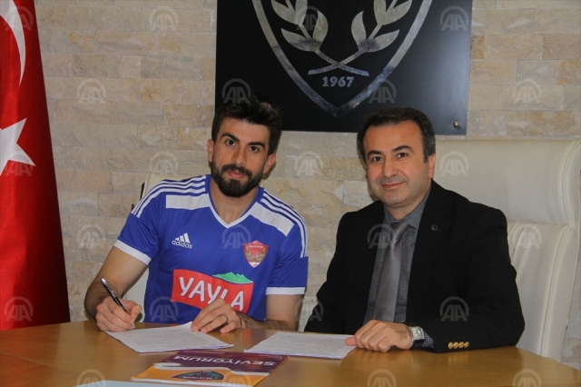 2 futbolcunun sözleşmesi yeniledi