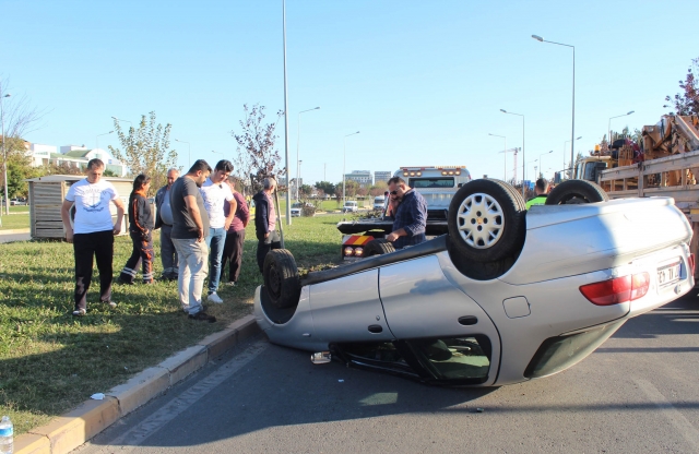 2 otomobilin üzerinden takla atıp karşı şeride geçti   