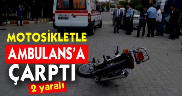 MOTOSİKLETLE AMBULANS'A ÇARPTI