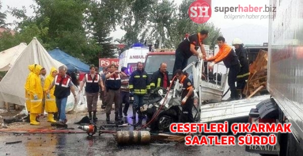 Tır ile Kamyonet Kafa Kafaya Çarpıştı: 4 Ölü, 1 Yaralı