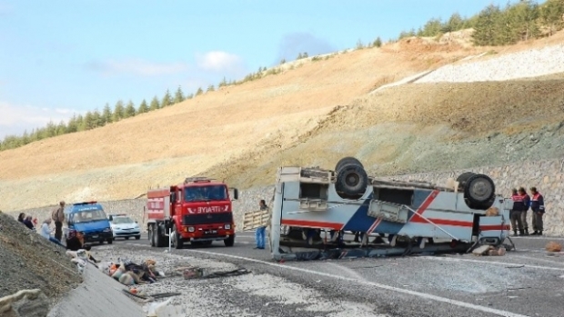 Elma İşçilerini Taşıyan Midibüs Devrildi: 31 Yaralı
